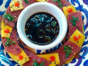Tiradito de atún y mango