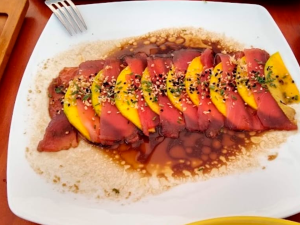 Tiradito de atún y mango