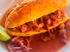 Torta ahogada de carnitas de marlin